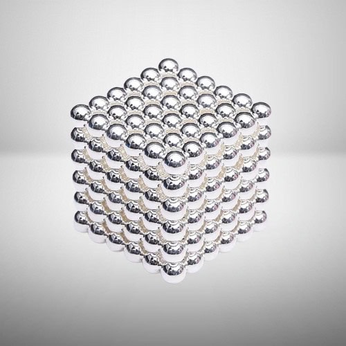 Cubo magnético composto por bolas metálicas de 3mm formando um cubo 6x6x6, com acabamento brilhante e refletivo, sobre fundo branco.