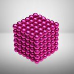 Cubo magnético de cor rosa composto por bolas de 3mm, formando uma estrutura tridimensional com faces visíveis.