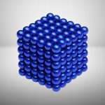 Cubo magnético composto por bolas de 3mm de cor azul, formando uma estrutura de 6x6x6, com acabamento brilhante e superfície lisa.