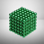 Cubo magnético de 6x6x6 formado por bolas verdes de 3mm, mostrando detalhes de cada esfera e a estrutura compacta do produto.