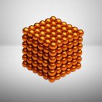 Cubo magnético composto por bolas de 3mm de cor dourada, formando um cubo perfeito com várias camadas visíveis, sobre fundo branco.