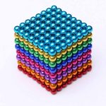 Cubo de bolas magnéticas coloridas empilhadas em camadas, com cores variadas incluindo azul, dourado, verde, rosa, roxo e vermelho, mostrando diferentes ângulos e detalhes.