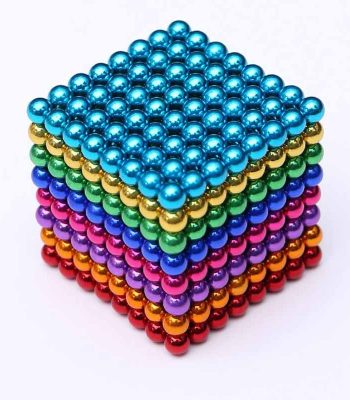 Cubo de bolas magnéticas coloridas empilhadas em camadas, com cores variadas incluindo azul, dourado, verde, rosa, roxo e vermelho, mostrando diferentes ângulos e detalhes.