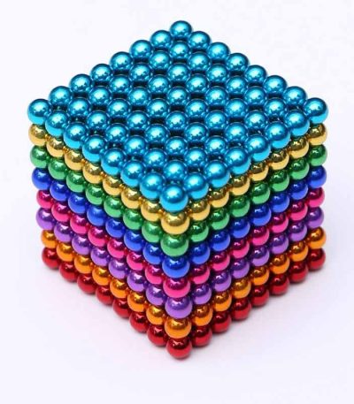 Cubo de bolas magnéticas coloridas empilhadas em camadas, com cores variadas incluindo azul, dourado, verde, rosa, roxo e vermelho, mostrando diferentes ângulos e detalhes.