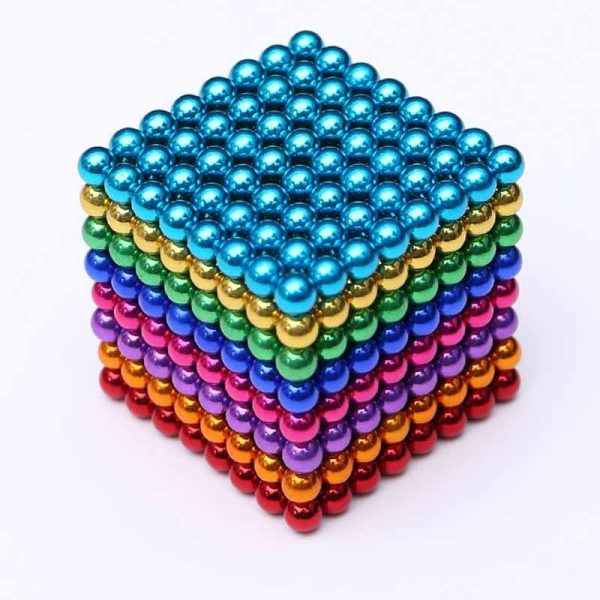 Cubo de bolas magnéticas coloridas empilhadas em camadas, com cores variadas incluindo azul, dourado, verde, rosa, roxo e vermelho, mostrando diferentes ângulos e detalhes.
