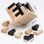 Peças de madeira de diferentes tamanhos e cores, formando um cubo de quebra-cabeças, com medidas indicadas de 25mm, 30mm, 10mm, 70mm e 50mm.