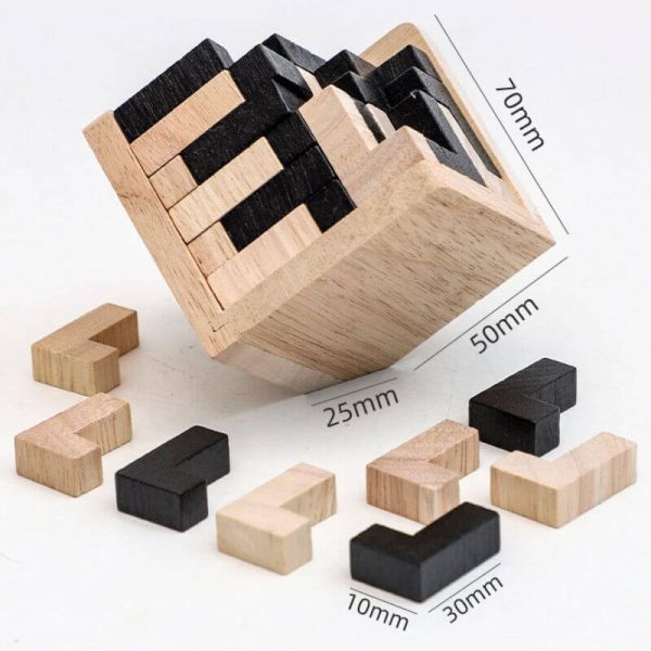 Peças de madeira de diferentes tamanhos e cores, formando um cubo de quebra-cabeças, com medidas indicadas de 25mm, 30mm, 10mm, 70mm e 50mm.
