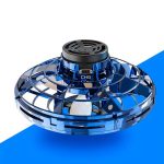Drone de forma circular com estrutura de plástico azul transparente e componentes internos visíveis, incluindo motor e hélices, sobre fundo branco com detalhe azul.