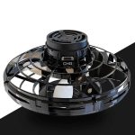 Drone Auto Fly com estrutura circular de plástico preto, componentes internos visíveis e sistema de propulsão na parte superior, sobre fundo branco e preto.