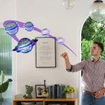 Drone com esfera voadora colorida, vista de lado, em sala com decoração moderna e plantas verdes ao fundo.