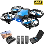 Drone com estrutura preta e azul, hélices protegidas, luzes LED azuis, controlador com tela, baterias extras e estojo de transporte.
