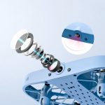 Componentes do drone de brinquedo, incluindo motores, hélices e câmera, dispostos em linha com fundo claro.
