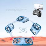 Drone de brinquedo azul com hélices protegidas, controlado por telemóvel com vista de uma pessoa na praia.