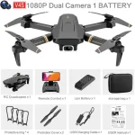 Drone com quatro hélices, câmera frontal, bateria, controlo remoto, bolsa de transporte, e acessórios de proteção e carregamento.