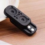 Fidget anti-stress de aço inoxidável com design compacto, botões e rodas para manipulação, colocado numa superfície de madeira clara.