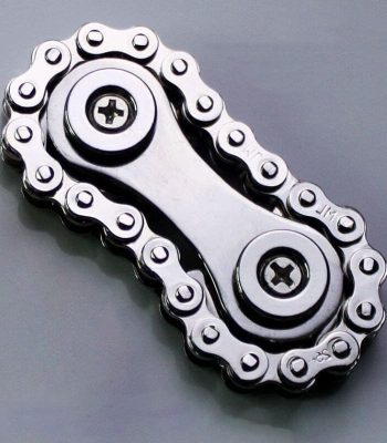 Corrente de bicicleta de metal com rolamentos visíveis, focada na ligação entre os elos e os rolamentos.