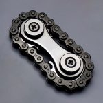 Corrente de bicicleta com elos de aço e rolamentos visíveis, focada na estrutura metálica e detalhes de encaixe.