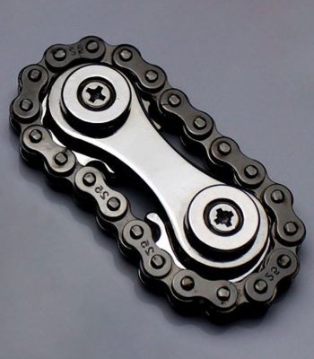 Corrente de bicicleta com elos de aço e rolamentos visíveis, focada na estrutura metálica e detalhes de encaixe.