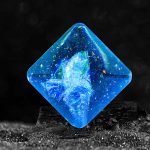 Cristal de plasma azul com forma de cubo, efeito luminoso e partículas brilhantes, colocado sobre uma superfície escura.