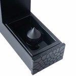 Fonte estroboscópica preta com conector e base hexagonal, usada em demonstrações científicas e educativas.