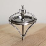 Giroscópio de metal com estrutura circular e eixo central, usado para demonstrações de física e efeitos de anti gravidade.