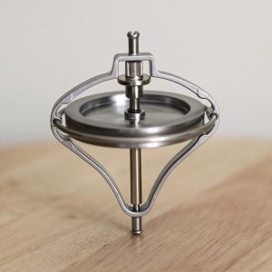 Giroscópio de metal com estrutura circular e eixo central, usado para demonstrações de física e efeitos de anti gravidade.