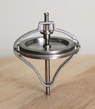 Giroscópio de metal com estrutura circular e eixo central, usado para demonstrações de física e efeitos de anti gravidade.