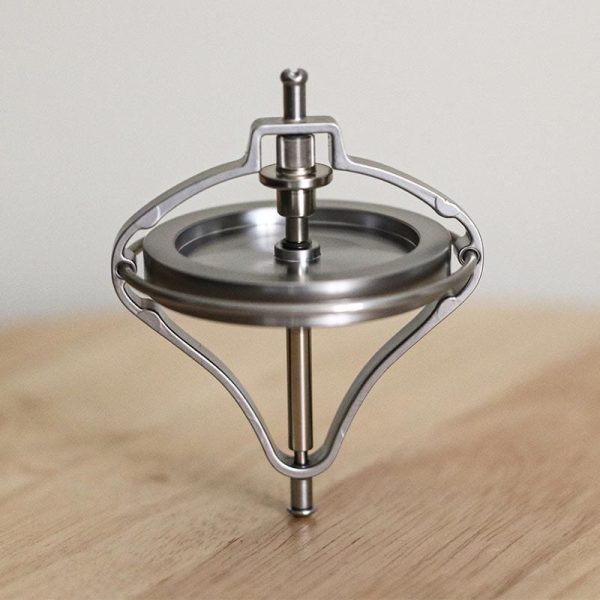 Giroscópio de metal com estrutura circular e eixo central, usado para demonstrações de física e efeitos de anti gravidade.