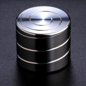 Giroscópio anti-stress de metal com superfície brilhante, vista de cima, mostrando os círculos concêntricos no topo.