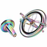 Giroscópio de precisão com acabamento iridescente, mostrando o rotor e o suporte de montagem em detalhe, com cores brilhantes e efeito de reflexão.