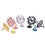 Conjunto de giroscópios de diferentes cores e tamanhos, com suportes e componentes de montagem, usados para demonstrações científicas.