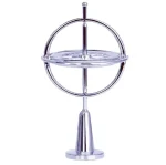 Giroscópio de precisão com estrutura metálica brilhante, esfera rotativa e base estável, usado para demonstrações científicas.