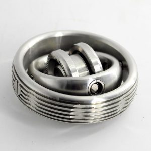 Giroscópio Fidget Spinner de metal com engrenagens visíveis e design circular, mostrado de cima com detalhes de acabamento metálico brilhante.