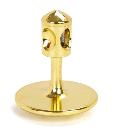 Giroscópio miniatura dourado com base circular e estrutura cilíndrica com orifícios, visto de frente.