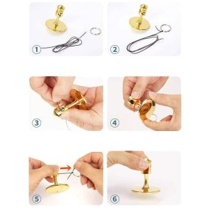 Conjunto de peças de um giroscópio miniatura, incluindo base, eixo, e componentes metálicos, mostrado em diferentes etapas de montagem.