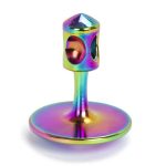 Giroscópio miniatura com acabamento metálico iridescente, base circular e corpo cilíndrico com detalhes em azul e roxo, usado em demonstrações científicas.
