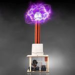 Bobina de Tesla em funcionamento com faíscas violetas e relâmpagos elétricos visíveis no topo do dispositivo.