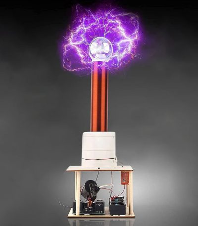 Bobina de Tesla em funcionamento com faíscas violetas e relâmpagos elétricos visíveis no topo do dispositivo.