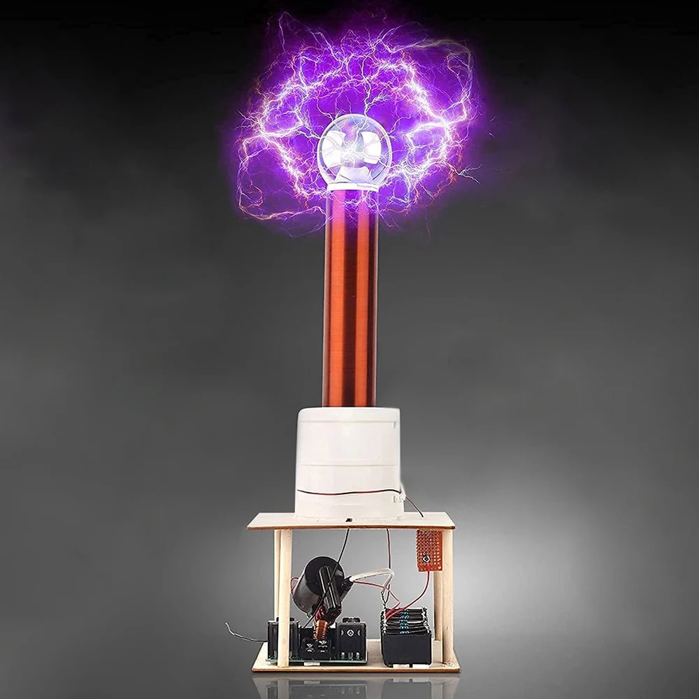 Kit DIY de Bobina de Tesla com efeito de faíscas Bobina de Tesla em funcionamento com faíscas violetas e relâmpagos elétricos visíveis no topo do dispositivo.