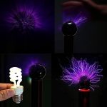 Diferentes ângulos de uma bobina de Tesla a gerar faíscas violetas, incluindo uma mão segurando uma lâmpada de LED e uma esfera de vidro.