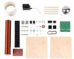Componentes do kit de Bobina de Tesla, incluindo tubo de cobre, lâminas de madeira, esfera metálica, circuito, resistores, capacitores, e placa de circuito impresso.