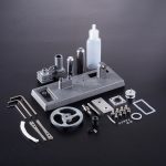 Conjunto de peças metálicas e plásticas para montagem de motor Stirling, incluindo pistões, parafusos, engrenagens e uma garrafa de óleo.