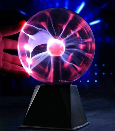 Lâmpada de plasma com relâmpagos coloridos dentro de uma esfera de vidro, iluminando o ambiente escuro.