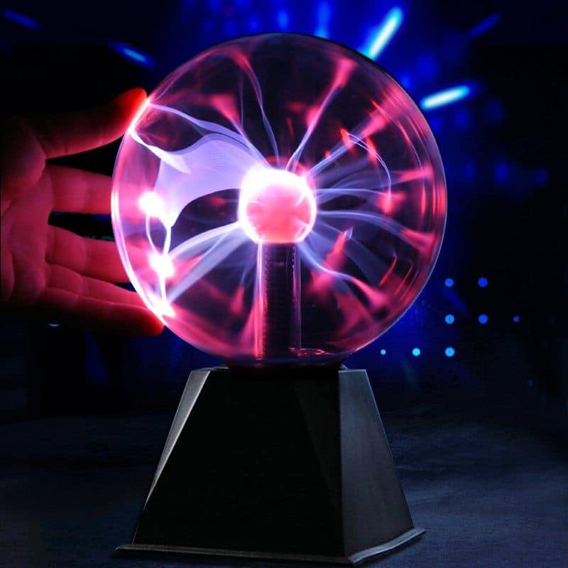 Lâmpada de plasma com relâmpagos coloridos dentro de uma esfera de vidro, iluminando o ambiente escuro.