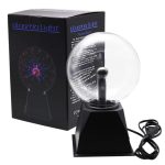 Lâmpada de plasma com esfera transparente e base preta, mostrando descargas elétricas internas coloridas, junto à embalagem com imagem ilustrativa.