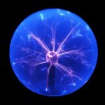 Lâmpada de plasma azul com descargas elétricas visíveis dentro de uma esfera de vidro, destacando os filamentos de plasma brilhantes e coloridos.