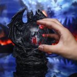 Lâmpada de plasma com forma de dragão, mãos a interagir com ela, fundo com efeitos de luz azul e vermelho, ambiente de ciência e magia.