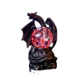 Lâmpada de plasma com efeito de dragão em miniatura, iluminação vibrante e detalhes escuros, vista frontal com fundo branco.