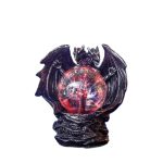 Estátua de dragão negro com asas abertas segurando uma esfera de plasma vermelha brilhante, detalhes detalhados na escultura.