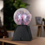 Bola de plasma com raios luminosos, ideal para decoração científica e educativa. Perfeita para um escritório ou sala de aula, trazendo um toque moderno e educativo.